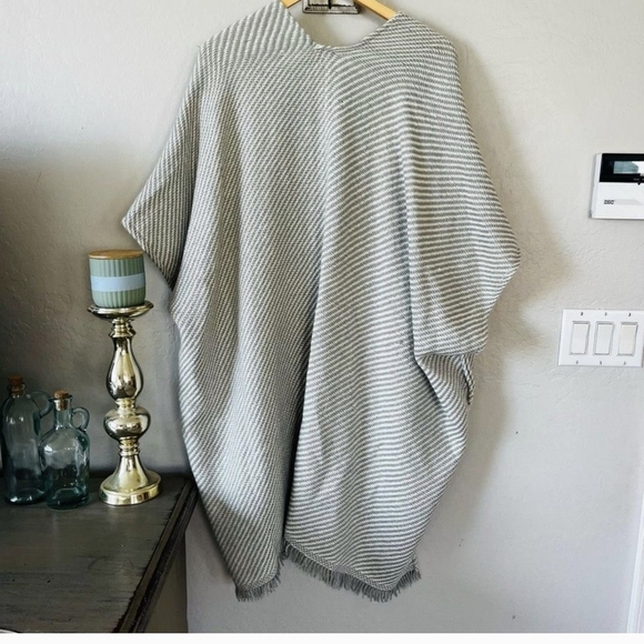 Aerie Gray Shrug with Elegant Draping - Picture 3 of 4